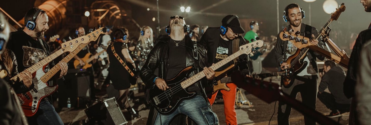 Rockin'1000 – tausend Musiker, synchronisiert mit kabellosen Audiosystemen von Silentsystem