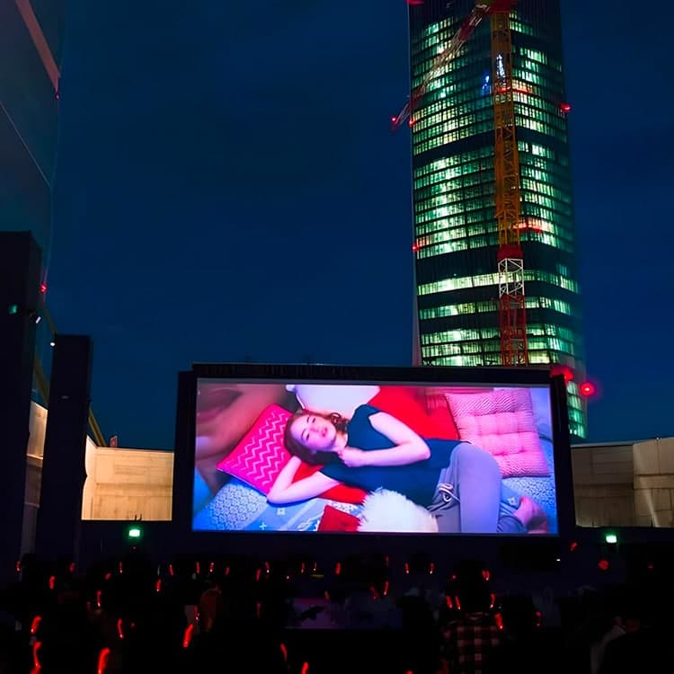 cinema-city-life Open-Air-Kino in CityLife Mailand, Publikum mit Kopfhörern