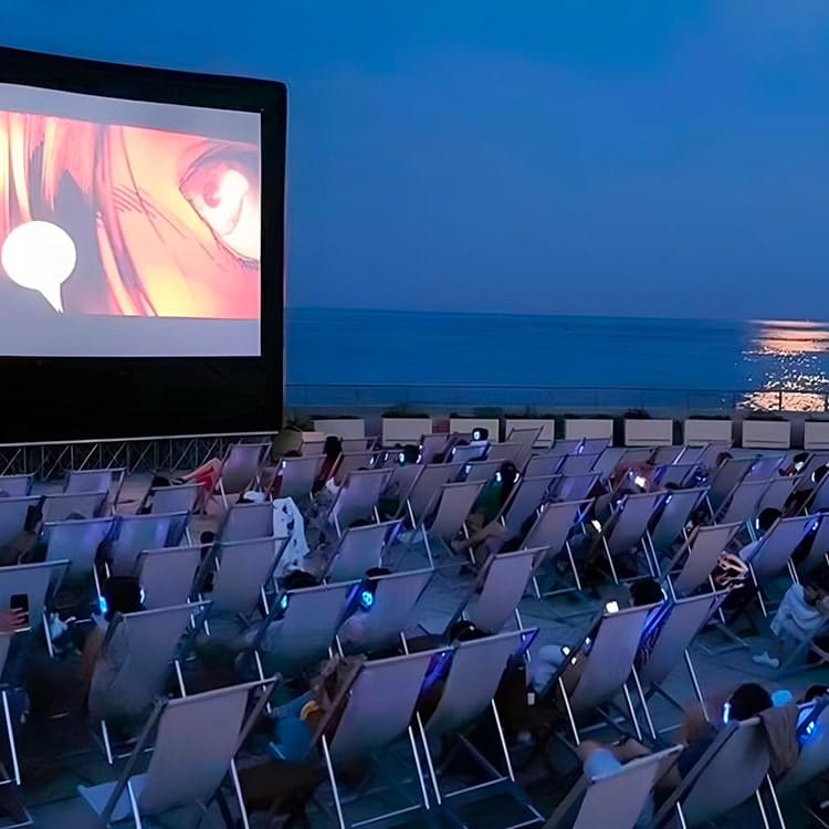 cinema-cuffie-liguria Kino am Meer in Ligurien, Publikum mit kabellosen Kopfhörern