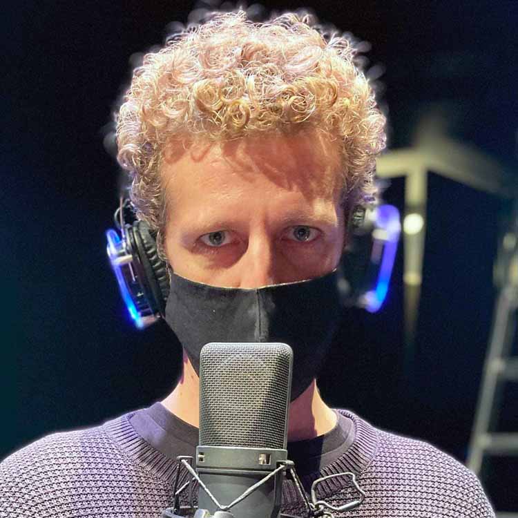 off-topic-beppe Sprecher mit Silentsystem-Kopfhörern und Studiomikrofon