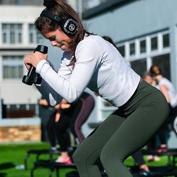 pesi Hanteltraining im Freien mit kabellosen Kopfhörern