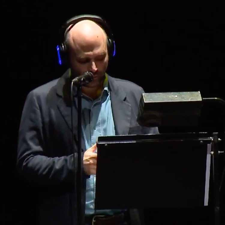 saviano-piccolo-teatro Roberto Saviano liest am Lesepult mit Silentsystem-Kopfhörern im Piccolo Teatro