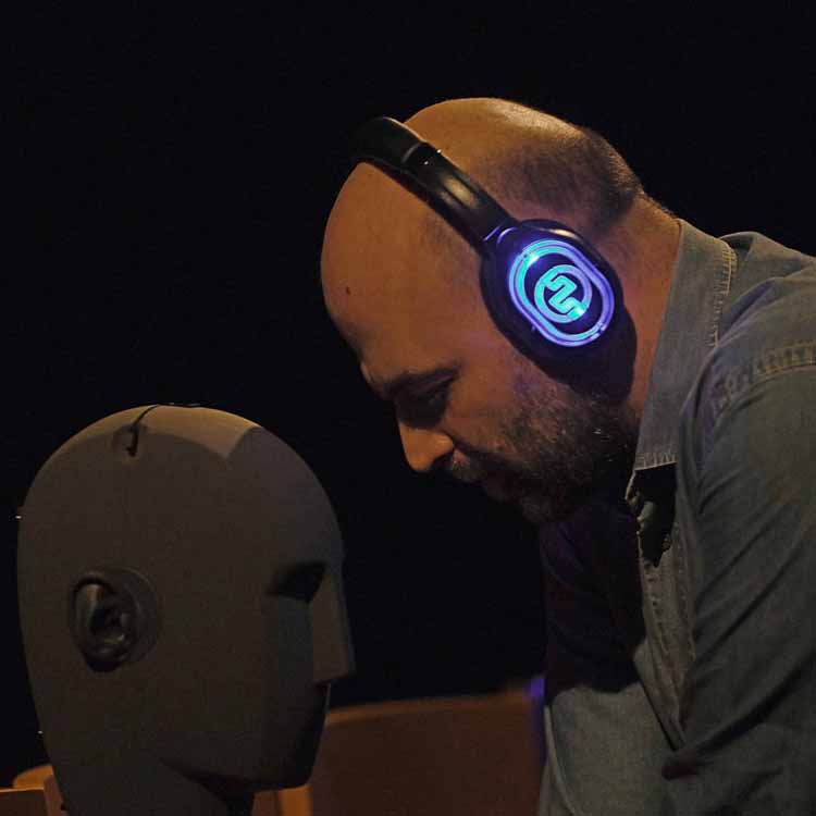 saviano-podcast-silentsystem Aufnahme des Podcasts von Roberto Saviano mit Kunstkopf und Silentsystem-Kopfhörern