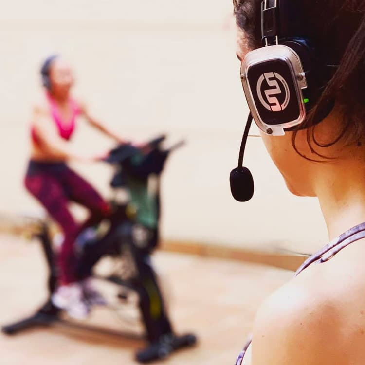 spinning-milano Spinning-Trainerin mit Headset während einer Stunde in Mailand