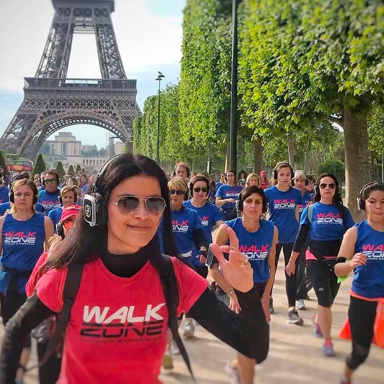 walkzone-parigi Walkzone in Paris: Fitness-Gruppe mit Kopfhörern nahe dem Eiffelturm