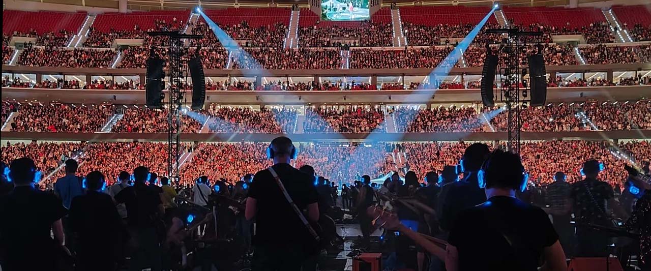 Konzert in einer Halle mit Publikum in Silentsystem-Kopfhörern