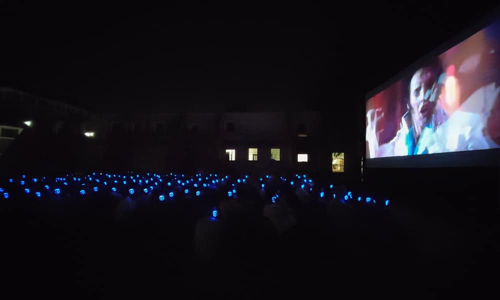 Kino mit Kopfhörern Open-Air-Kino, Publikum mit kabellosen Silentsystem-Kopfhörern