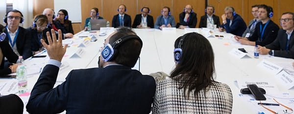 conferenze-congressi Kopfhörer für Konferenzen und Simultandolmetschen: der komplette Ratgeber