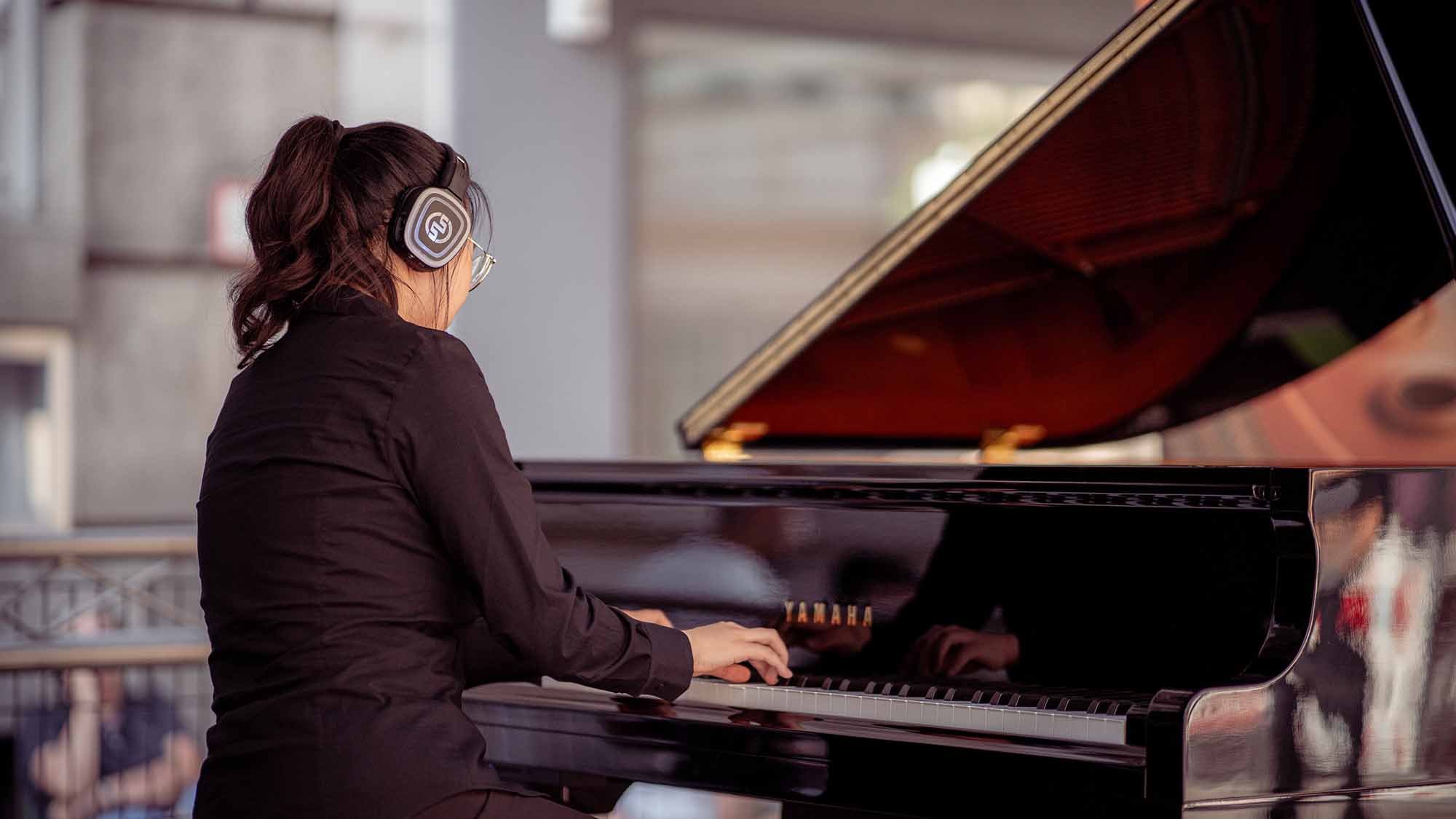 Pianista con pianoforte Yamaha Silent e cuffie wireless Silentsystem Klavierkonzerte mit kabellosen Kopfhörern: der komplette Leitfaden